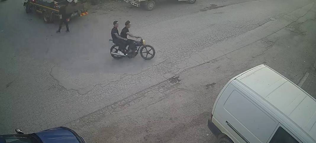 Konya'da plakasız motosikletli gençler, dur ihtarına uymadı! Çekiciye çarptılar 4